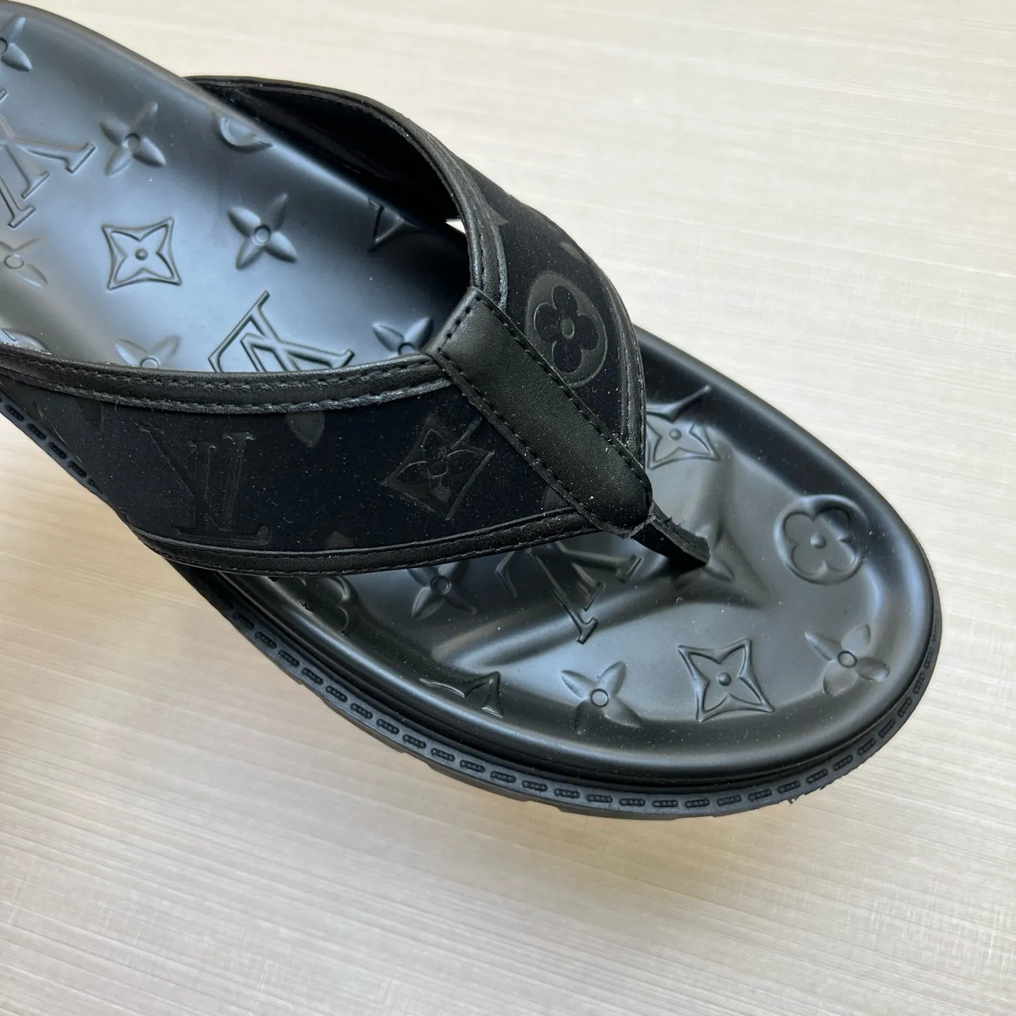 P270🏆Louis Vuitton 🏆[Louis Vuitton] Spring/Summer 2025 [Men's Flip Flops] 🎯🎯As an active family in the fashion industry ⭐ Lv is characterized by bold innovation ⚡Create this casual business style for Chinese fashionable men ✨The fabric is made of imported high-grade cowhide 🔥 Clean and neat ⚡Fashionable and elegant🌹Breathable, sweat-absorbent and deodorant👈So luxurious, high-end and domineering. 👍Must be sold if you repost the picture. Number of yards: 38--46. Color: 🎉 For large quantities. Welcome to repost.